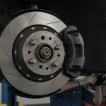 Pedala frână pulsează: discuri deformate, plăcuțe uzate. Soluții: rectificare discuri, înlocuire plăcuțe pentru performanță optimă. Automobil.