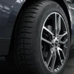 Cauzele uzurii inegale a anvelopelor: aliniere, presiune incorectă, suspensie defectuoasă; prevenire prin întreținere regulată.