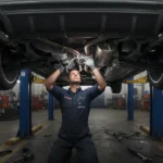 Diagnosticați scurgerile de eșapament: simptome includ zgomote anormale, mirosuri neplăcute. Soluții: verificare conducte, înlocuire garnituri. Automobilism sigur și eficient.