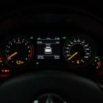 Indicatori de bord aprinși: Diagnosticare probleme electrice auto, cauze frecvente și soluții eficiente pentru siguranță.