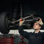 Simptome și diagnosticare bară antiruliu defectă: zgomote, instabilitate la viraje, uzură inegală anvelope. Verificare vizuală și test mecanic recomandate.