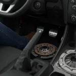 Simptome ale unui ambreiaj defect: alunecare, zgomote neobișnuite, vibrații, pedala moale. Detectarea unei defecțiuni. (Automotive)