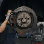 Imaginea arată semnele uzurii sabotilor de frână: sunete ciudate, frânare slabă. Ghid diagnosticare și înlocuire. Automobilism.