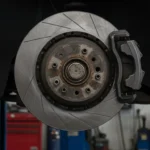 Imagine: Discuri frână deformate - simptome și soluții. Semne: vibrații volan, zgomote la frânare. Remediere: rectificare sau înlocuire discuri.