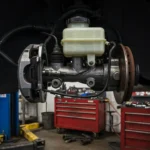 "Simptome cilindru principal defect: scurgere lichid frână, pedala moale, avertizare bord. Recunoaștere și reparație probleme auto."