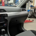 Avertizare centură de siguranță aprinsă pe bordul unei mașini moderne, evidențiind importanța purtării centurii pentru siguranță rutieră.