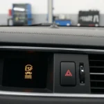 Lampa ESP aprinsă pe bordul unui autoturism modern, semnalizând activarea sau o posibilă problemă la sistemul de control al stabilității.